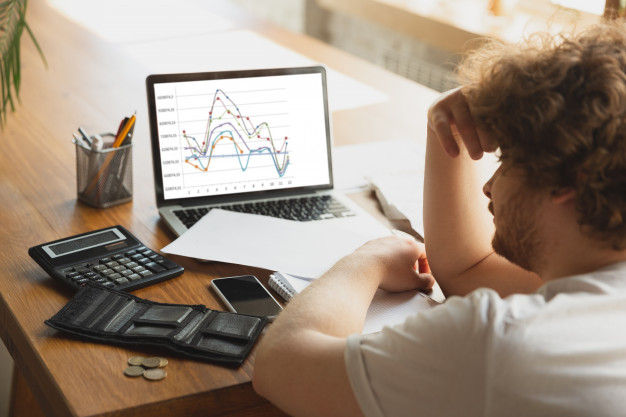 retrato-hombre-caucasico-desesperado-desesperado-viendo-graficos-financieros-economicos-cuarentena-coronavirus-problemas-155003-7364.jpg